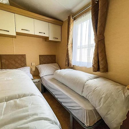 Lovely Caravan By The Beach In Pakefield, Suffolk Ref 68007Cl Lowestoft Exterior photo