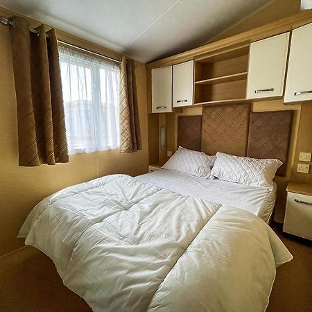 Lovely Caravan By The Beach In Pakefield, Suffolk Ref 68007Cl Lowestoft Exterior photo